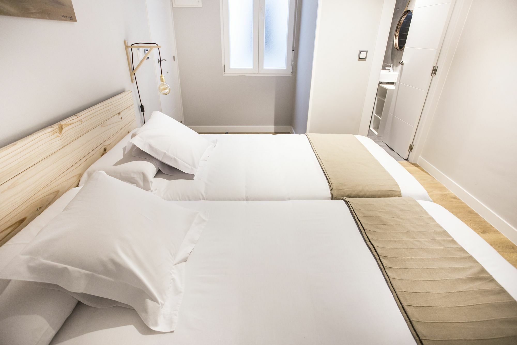 Hola Rooms Мадрид Екстериор снимка