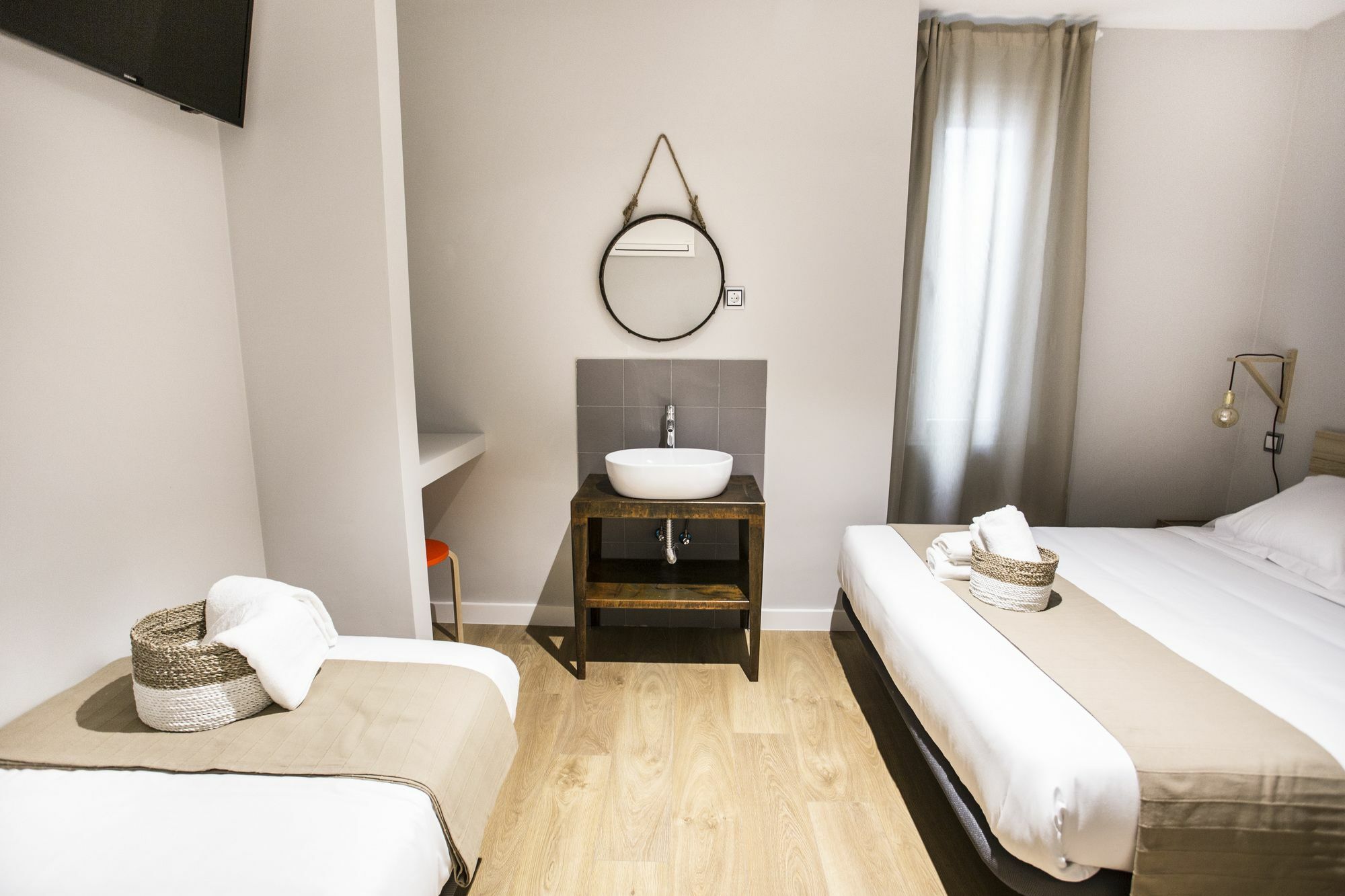 Hola Rooms Мадрид Екстериор снимка